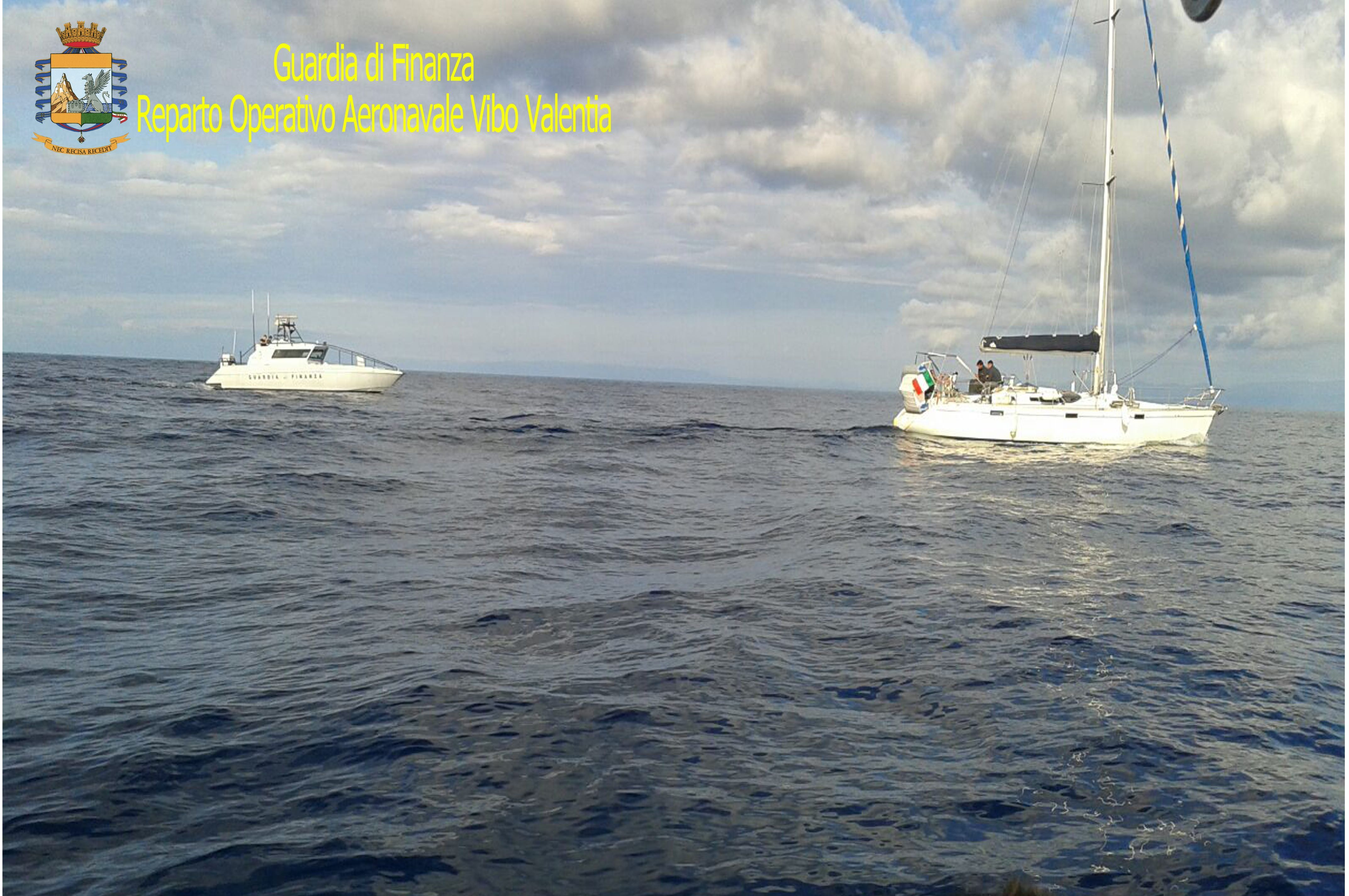Inseguimento in mare aperto per arrestare due scafisti