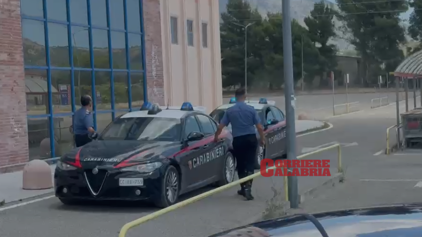 Castrovillari, rapina al Centro Commerciale Le Vigne: banda in fuga dopo l’assalto alla gioielleria – VIDEO