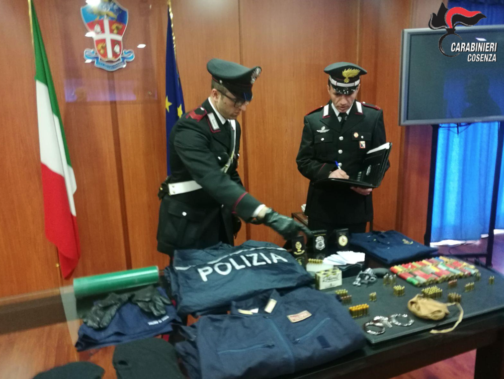 Armi, divise della polizia e un ordigno in uno scantinato a Cosenza