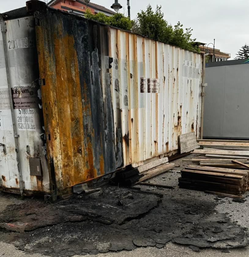 Villa San Giovanni, fiamme nel cantiere della piazza delle Repubbliche marinare: indaga la polizia