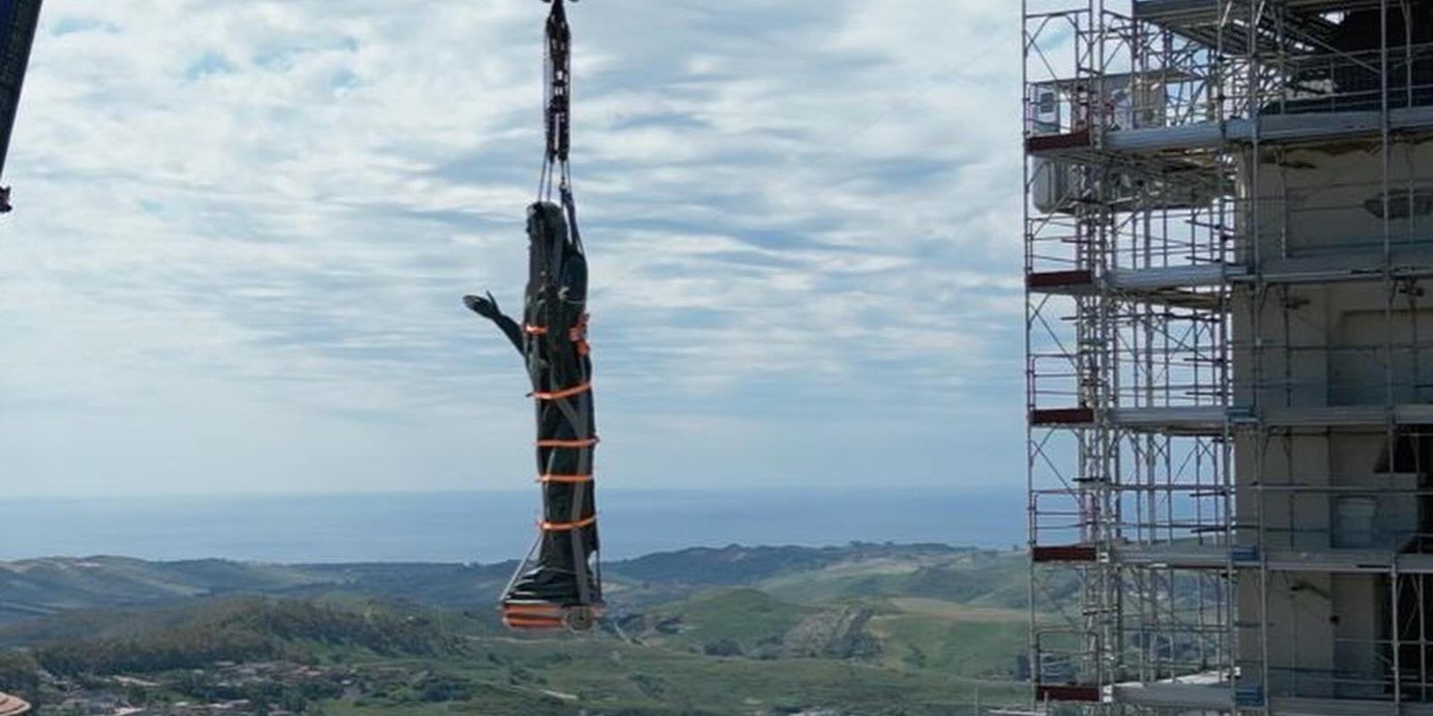 Duomo di Catanzaro, al via il restauro della Statua della Madonna dopo lo spettacolare trasporto a terra – VIDEO e FOTO