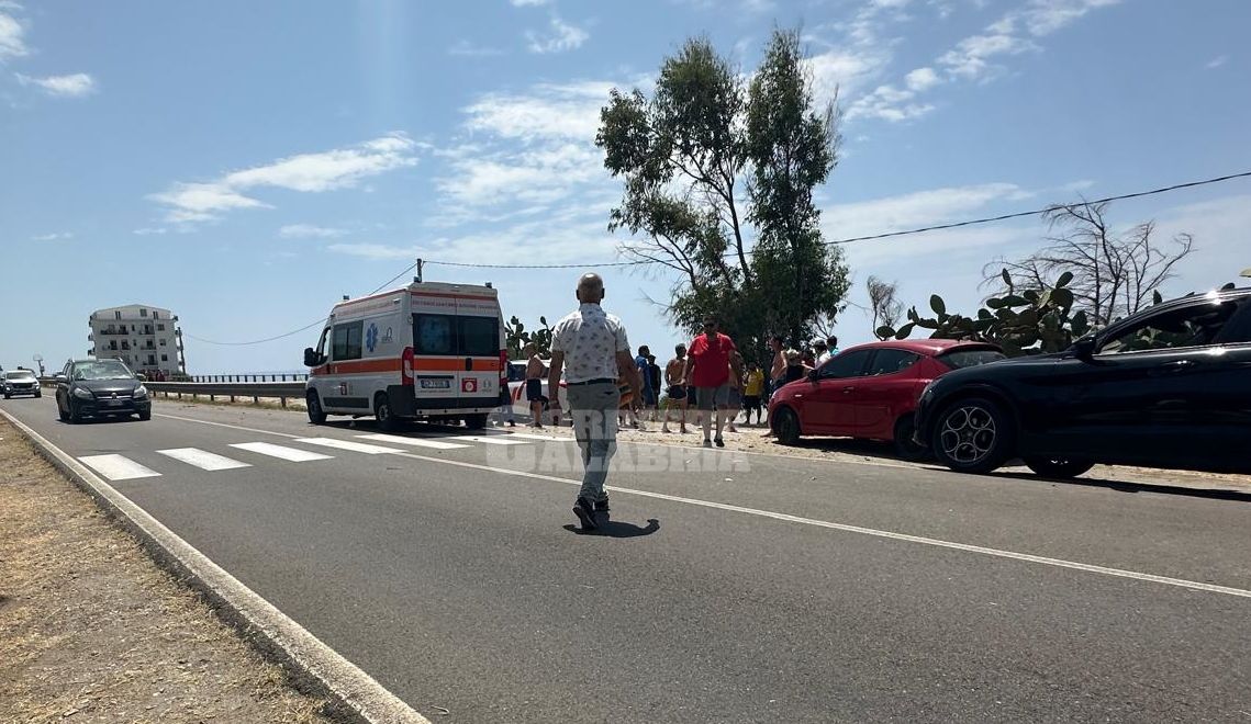 Malore in spiaggia a Falerna, morto un giovane lametino