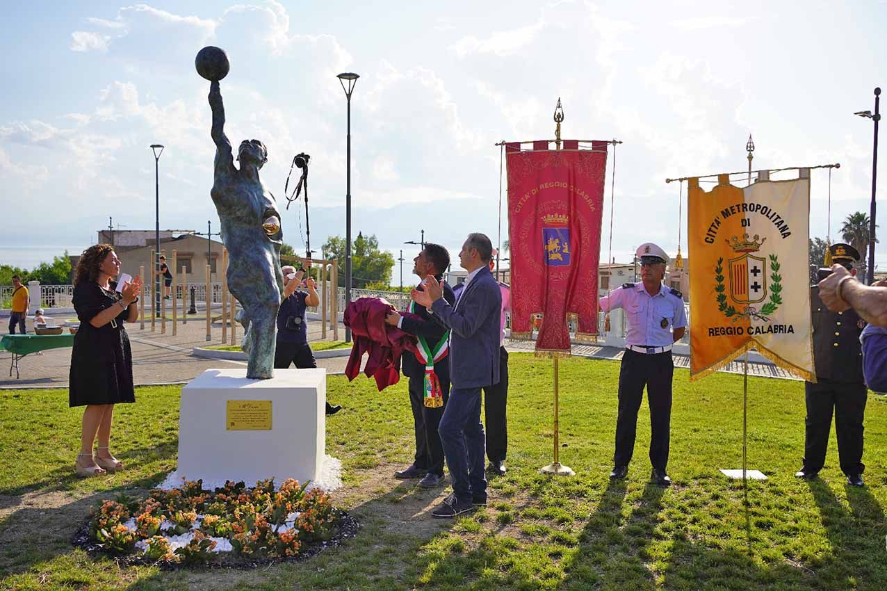 Viola Reggio, scoperta la statua dedicata al cestista Mazzetto