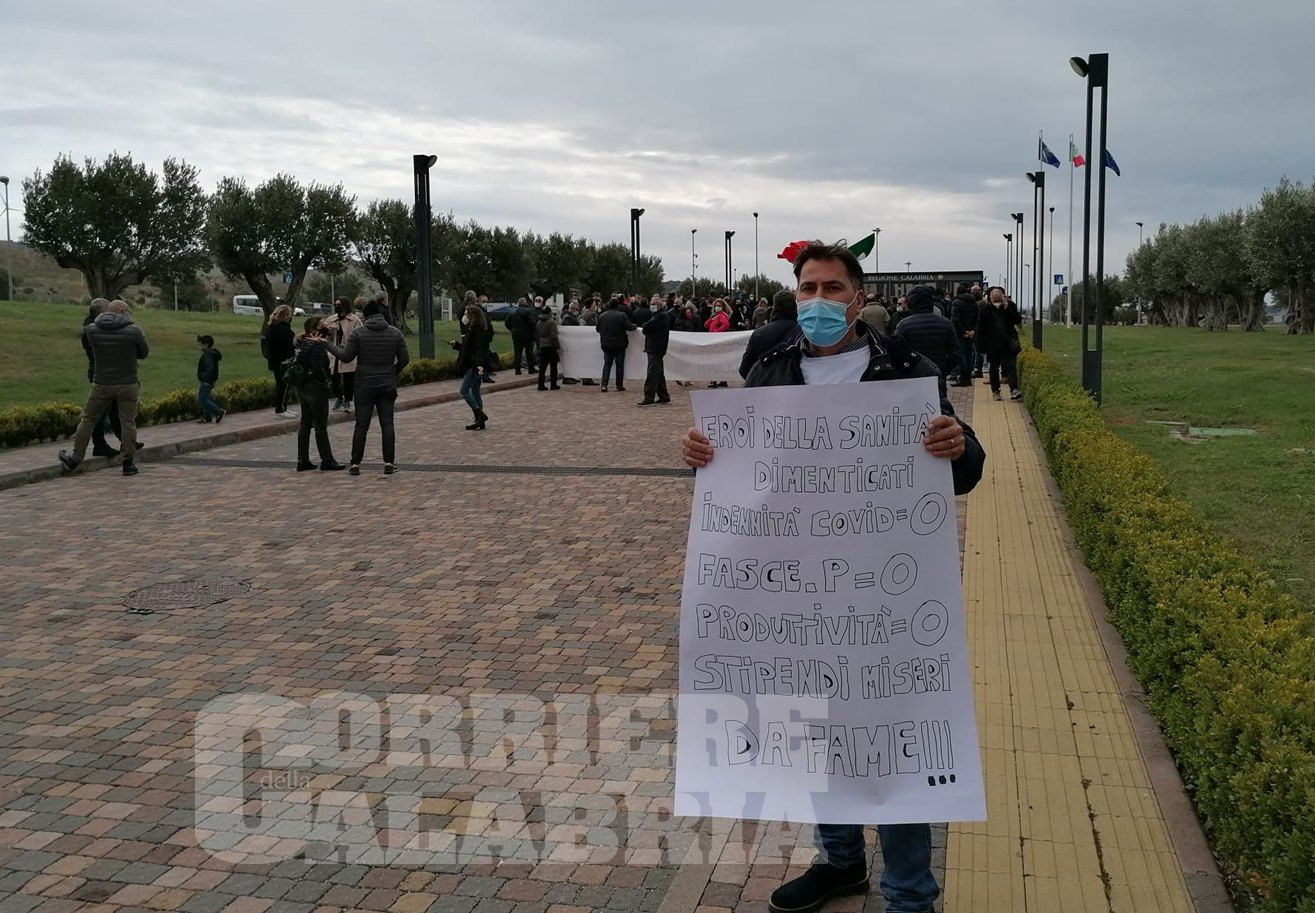 «Basta umiliazioni», i manifestanti "accolgono" Boccia alla Cittadella – VIDEO E FOTO