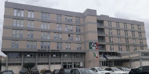 crotone soldi falsi auto rubate