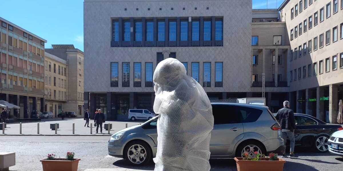 Mancini torna in piazza dei Bruzi. Posizionata la statua in bronzo