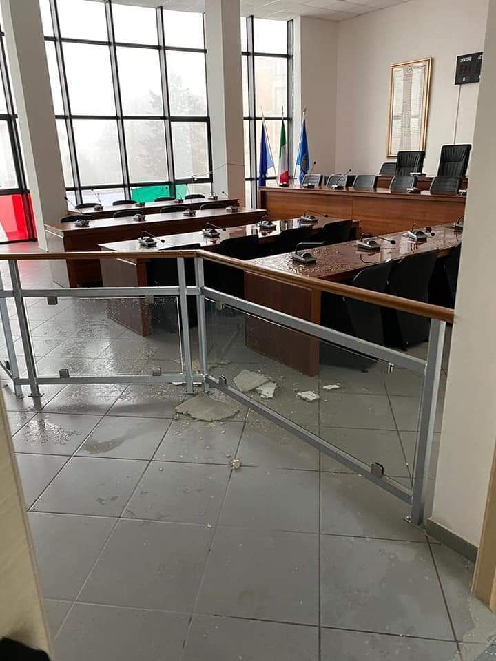 San Giovanni in Fiore, il municipio (ristrutturato) reso inagibile dalla pioggia. Belcastro: «Opera ereditata»