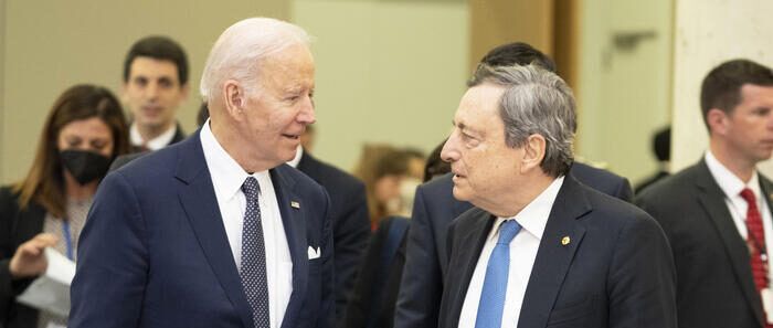 Colloquio Biden-Draghi. «Nato risponderà all’uso di armi chimiche di Mosca»