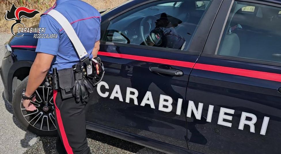I carabinieri scoprono droga e bilancino nell’abitazione di un uomo agli arresti domiciliari nel Reggino