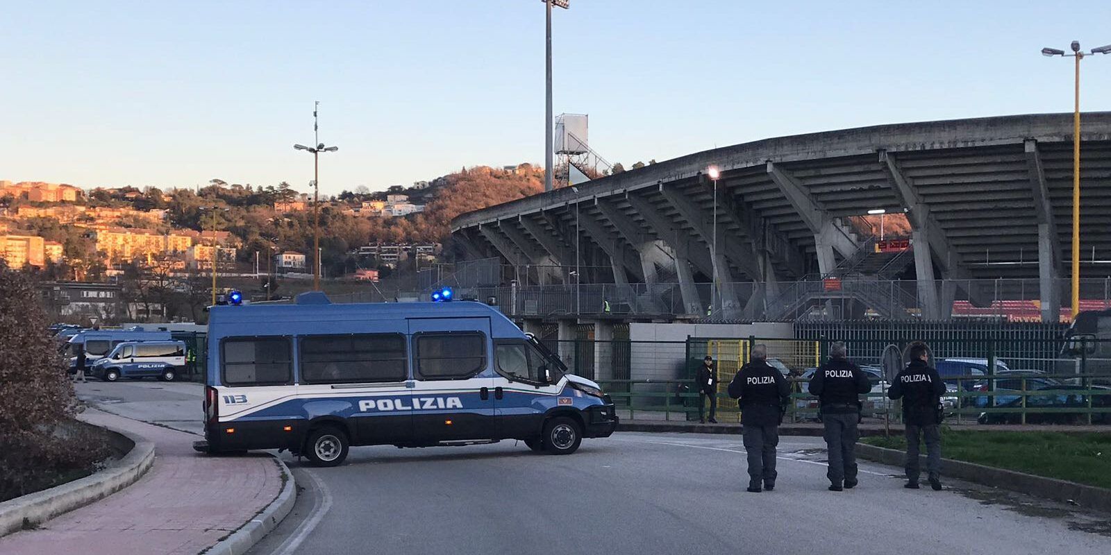 Sale sul pullman e lancia una bottiglia di vetro contro gli agenti di scorta, Daspo di due anni a un tifoso del Crotone