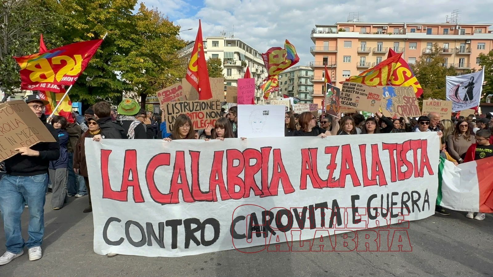 Da Reggio Calabria a Cosenza e Catanzaro, in piazza migliaia di studenti e lavoratori – FOTO