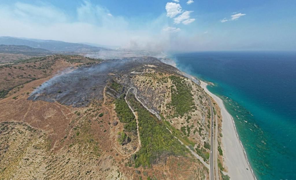 La Locride nella morsa degli incendi, chiuso un tratto della Statale 106. «Le lingue di fuoco si sono alzate altissime» – FOTO