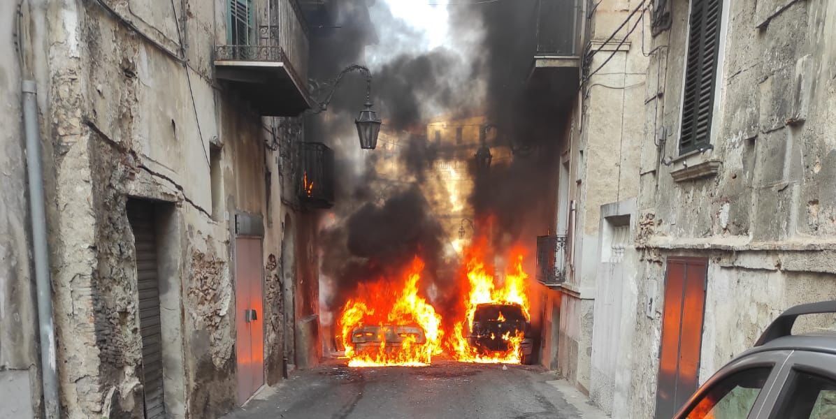 Due auto sono andate a fuoco nel centro storico di Rossano