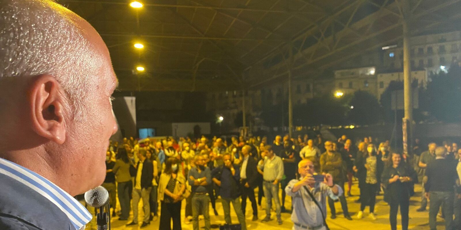 Cosenza, bagno di folla per Franz Caruso in piazza Arenella