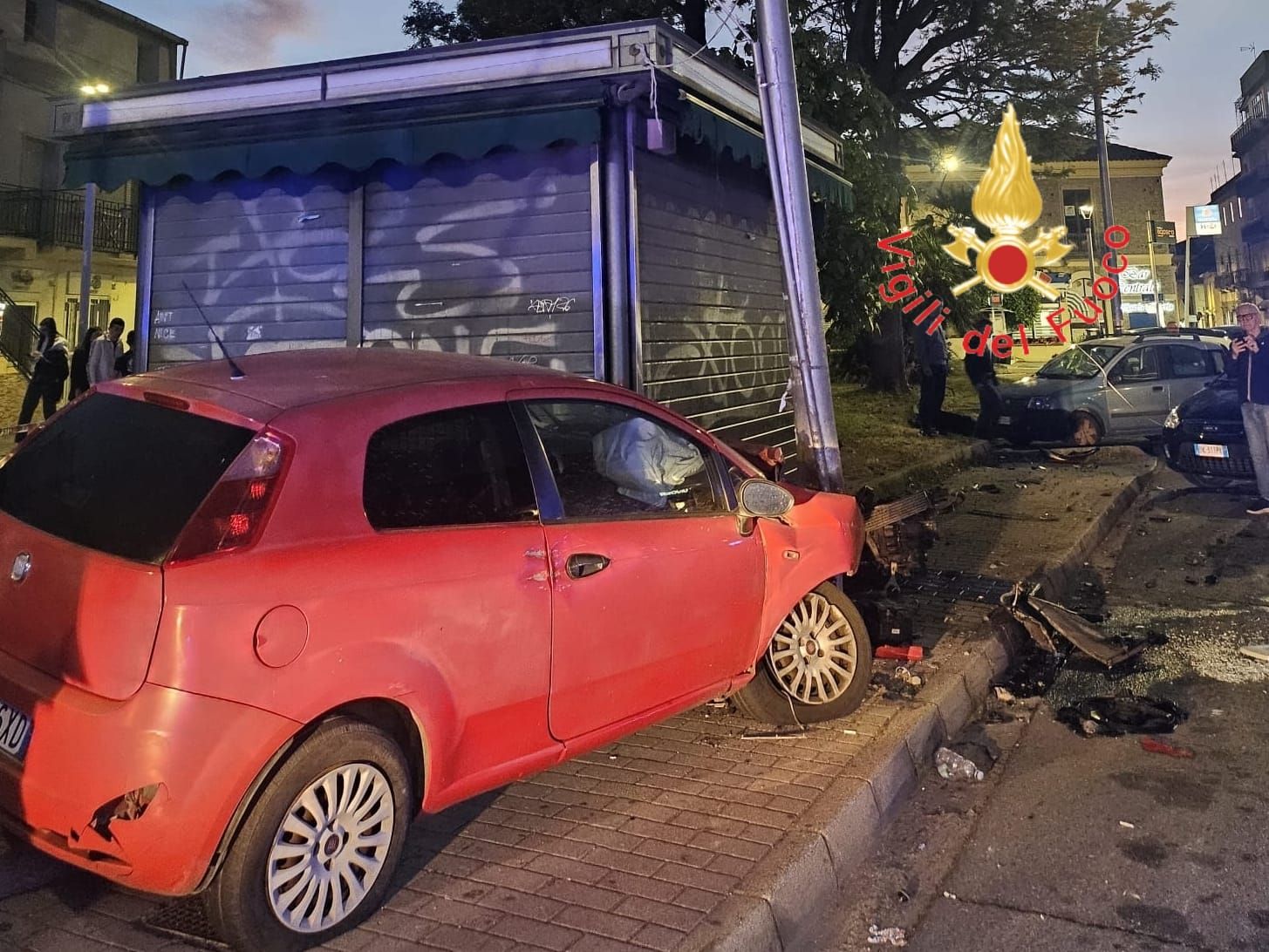 Catanzaro, auto perde il controllo e investe una donna: due feriti