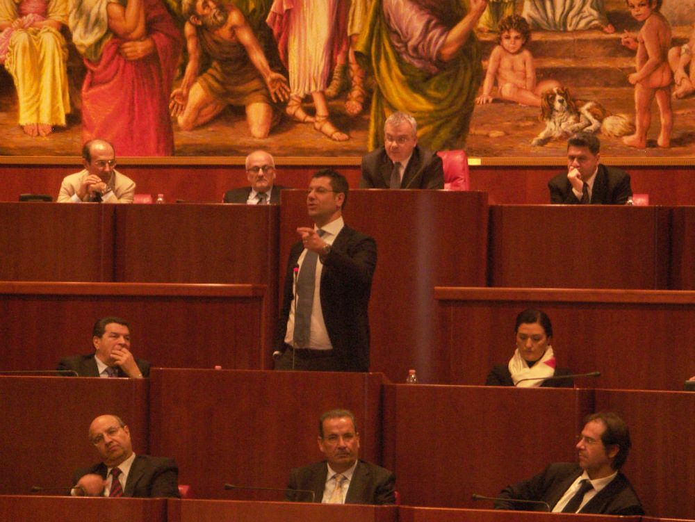 Le mezze verità del sottosegretario Sarra