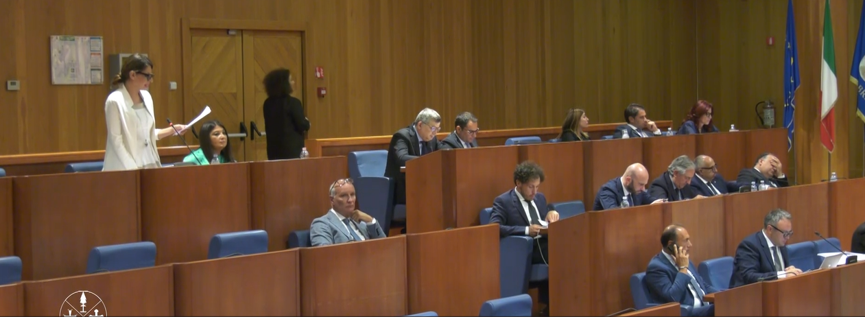 Il centrodestra “blinda” (e approva) l’ennesima “Omnibus”. Opposizione all’attacco