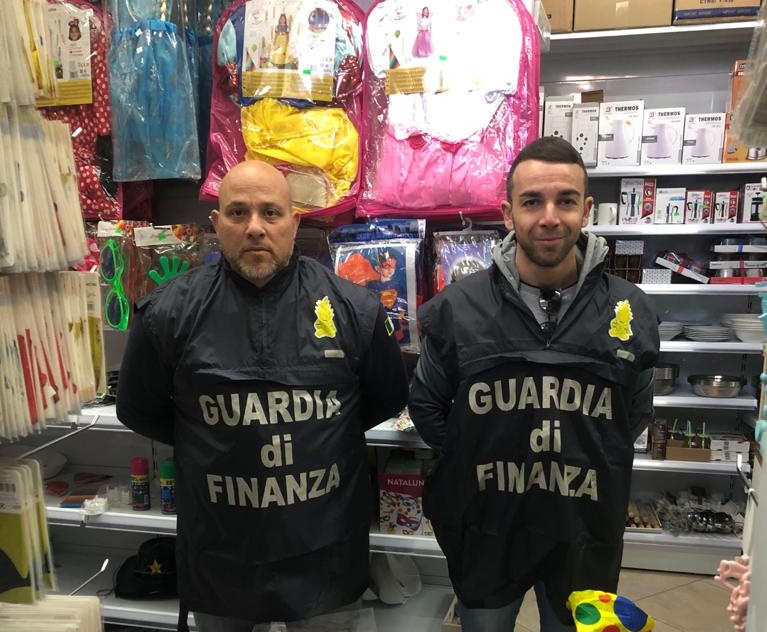 Crotone, i finanzieri sequestrano oltre 150mila cosmetici e giochi insicuri