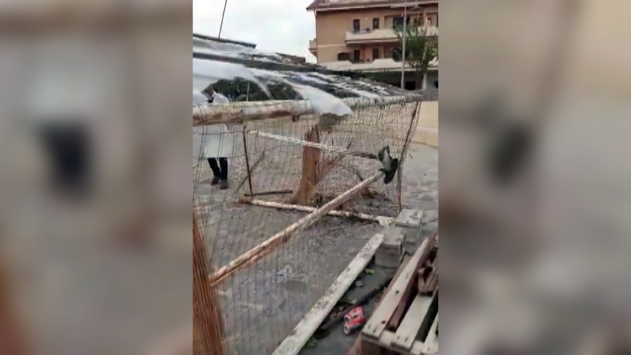 Nuova intimidazione a Siderno, bruciata la capanna del Presepe natalizio – VIDEO