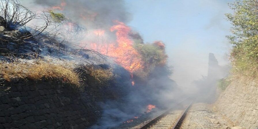 Fiamme a Castiglione. Traffico ferroviario in tilt