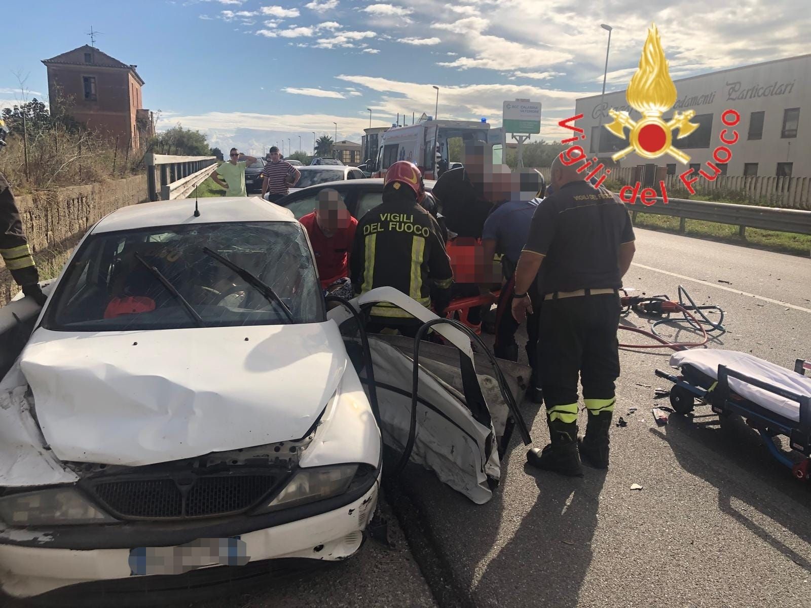 Scontro tra due auto a Cropani, conducente estratta dalle lamiere – FOTO