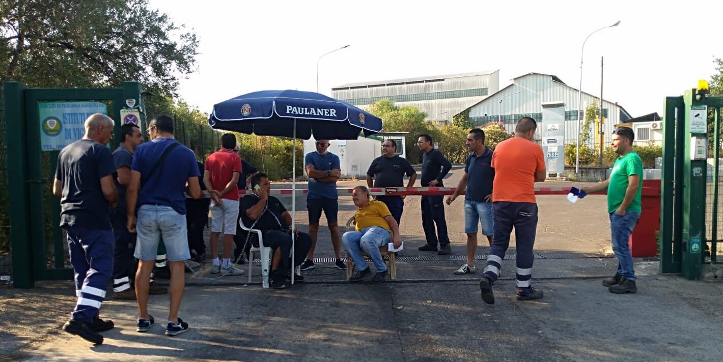 «Infortunati ed a rischio licenziamento»: due operatori si incatenano a Bucita