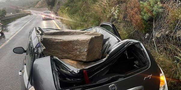 Maltempo, masso cade su un’auto sulla Statale 106 a Bianco: un ferito – FOTO