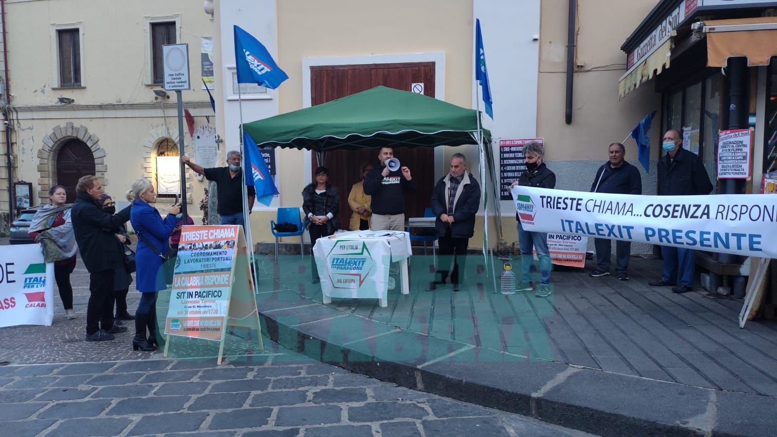 I «no green pass» a Lamezia: la “chiamata” dall’angolo che ascoltano in pochi – VIDEO E FOTO