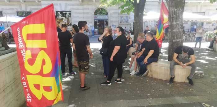 Ritardi negli stipendi, protesta degli addetti alle pulizie del Comune di Cosenza