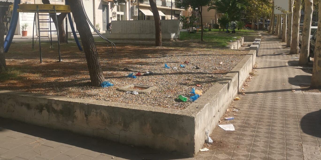 Reggio Calabria, rubati i cestini portarifiuti di piazza Sant’Anna. Merenda: «Atto incomprensibile»