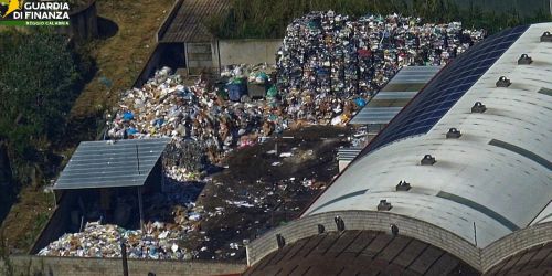 Sequestrata maxi discarica di rifiuti pericolosi nel Reggino, denunciato un imprenditore