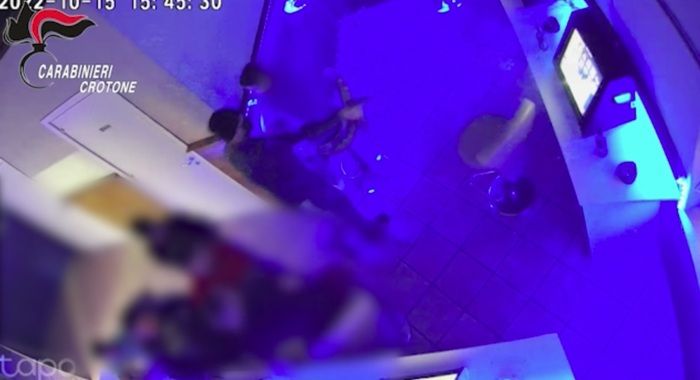 Perde ai videopoker e spara ai totem nel bar, un arresto nel Crotonese