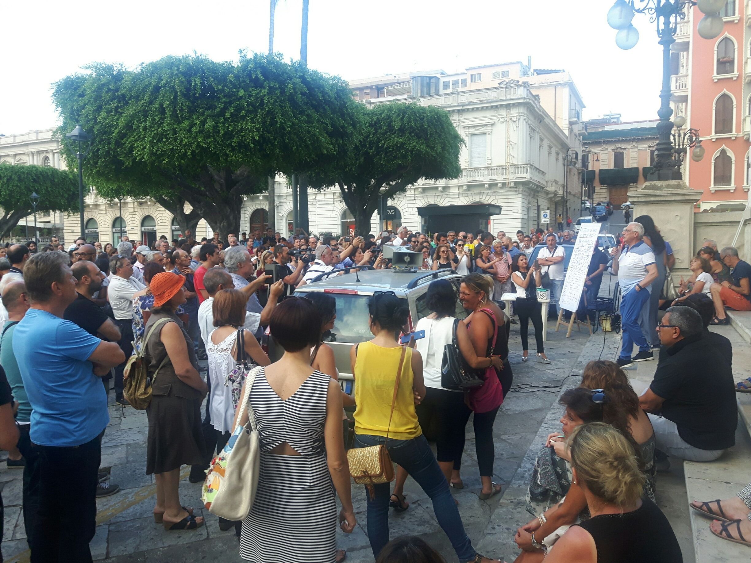 "Io sto con De Raho", pochi in piazza dopo il mare di adesioni virtuali