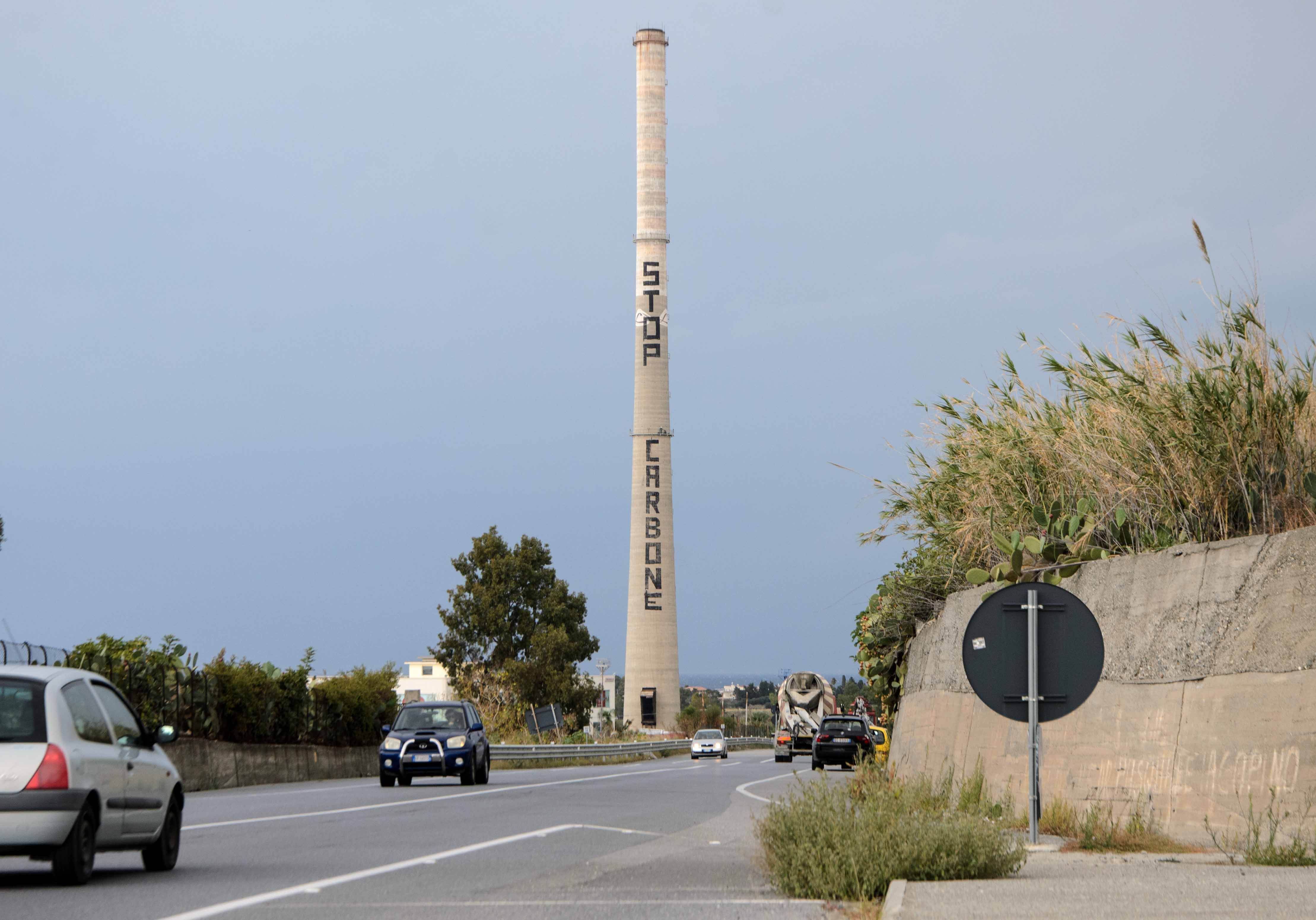 Saline, blitz di Greenpeace contro la centrale a carbone – FOTO e VIDEO