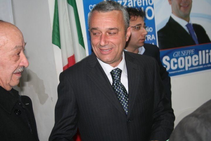 Email di Salerno ai “premiati” dalla Regione: «Adesso votatemi»