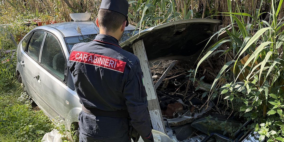 Pneumatici, ferro e plastica in un terreno: sequestrata una discarica abusiva nel Cosentino – FOTO