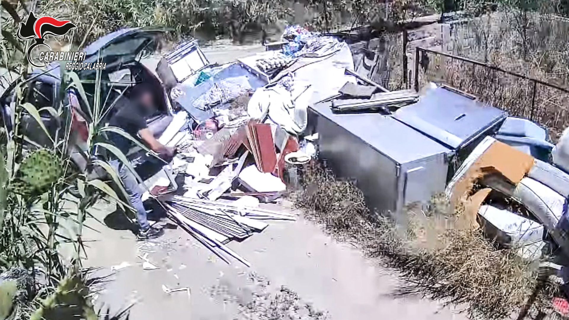 Sorpreso ad abbandonare rifiuti speciali in un’area demaniale, uomo denunciato nel Reggino