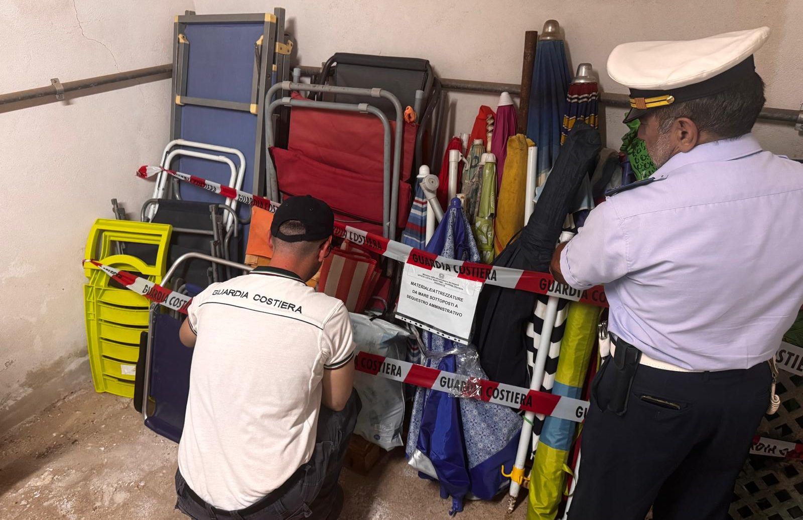 Occupata una spiaggia libera a Cassano: sequestrati 30 ombrelloni, sedie e sdraio