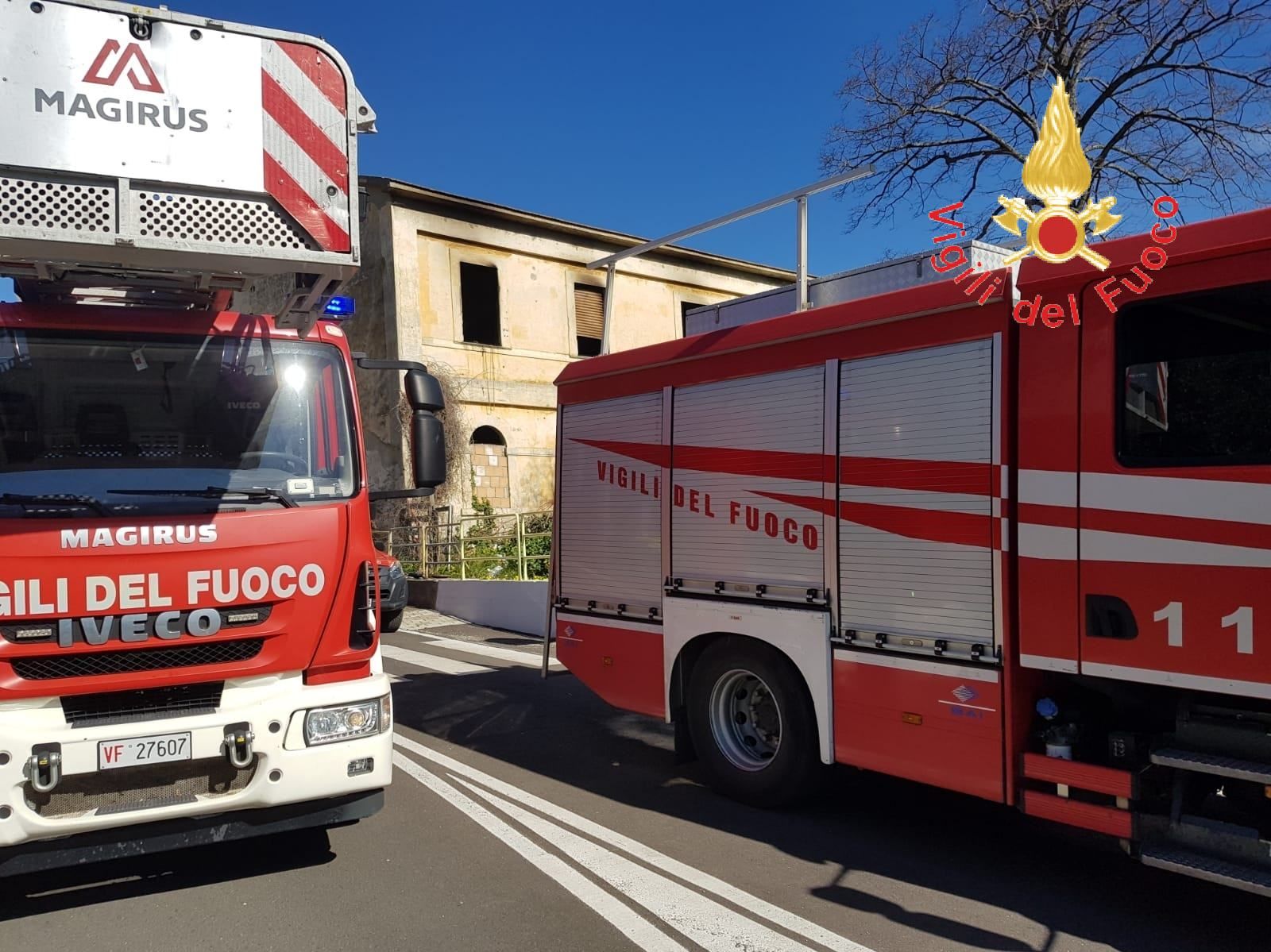 Incendio a Catanzaro Lido, in fiamme casolare abbandonato – VIDEO