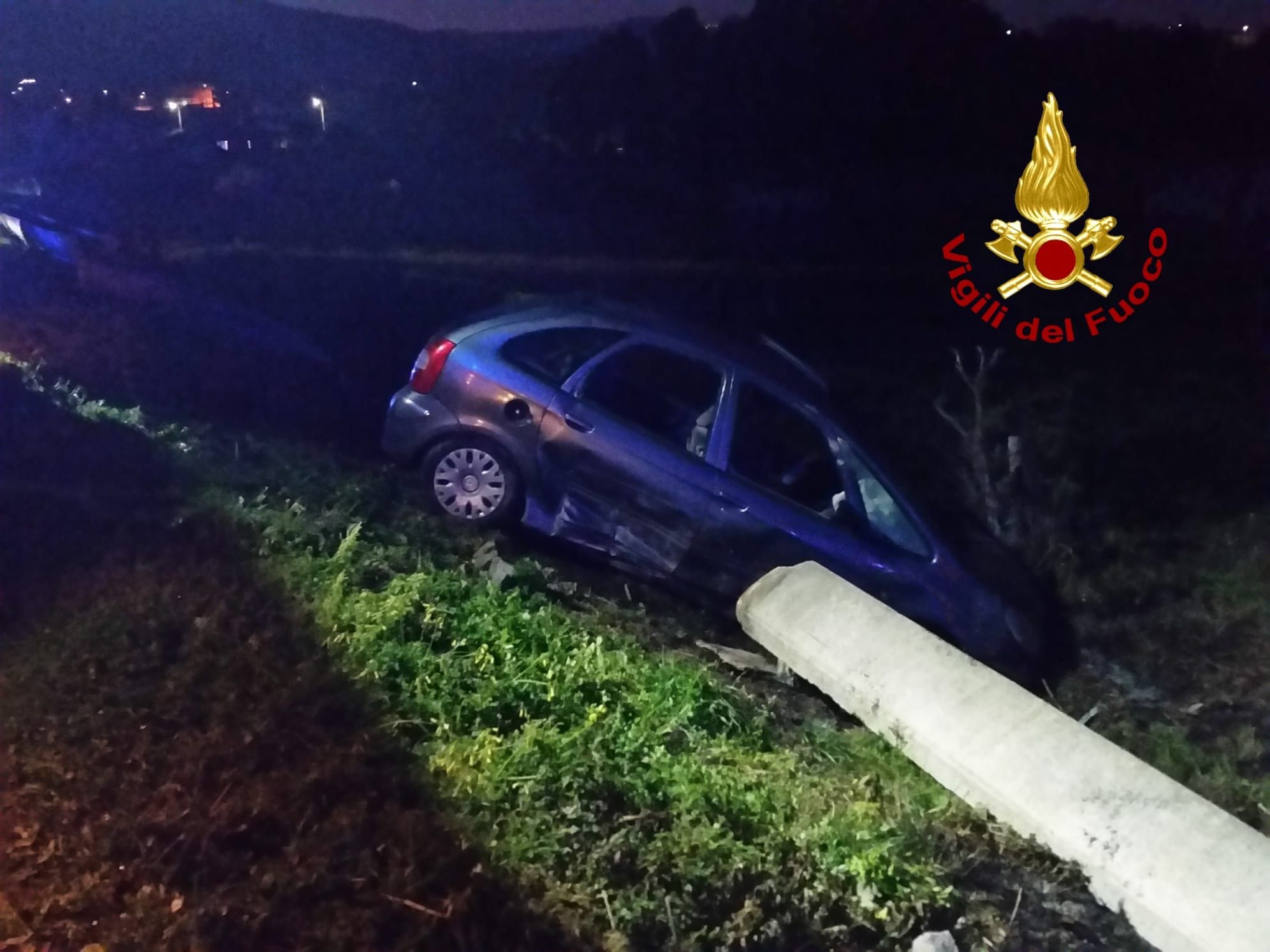 Davoli Marina, auto finisce in un canale: un ferito