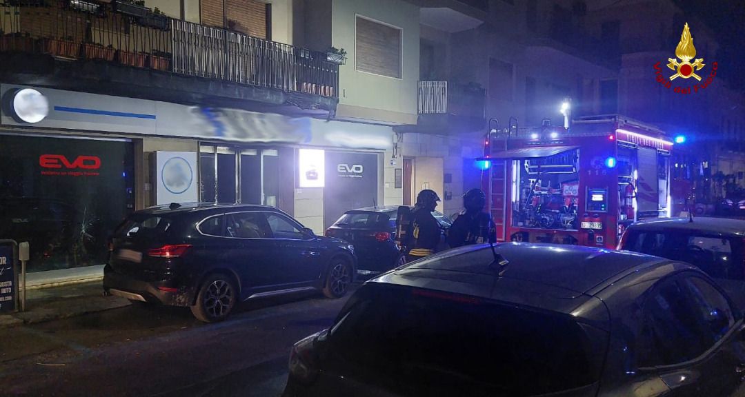 A fuoco un autosalone nella notte a Reggio Calabria, avviate le indagini