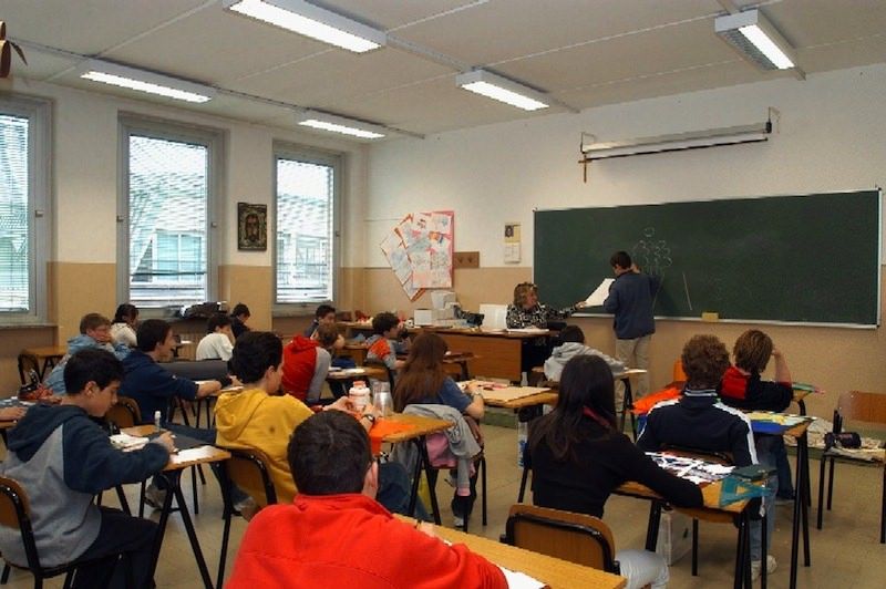Non mandavano i figli a scuola, 12 denunciati nel Crotonese