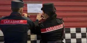 Mille pneumatici, carcasse di auto e un cavallo tra i rifiuti: sequestrata officina nel Catanzarese