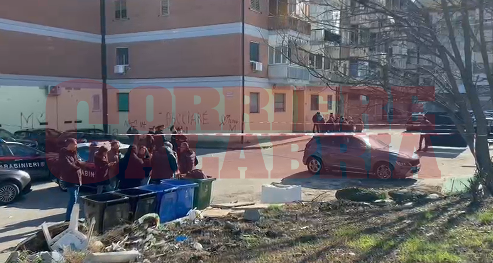 Cosenza, giallo sul rinvenimento di un cadavere in un’auto a via Popilia: l’omicidio è un’ipotesi concreta