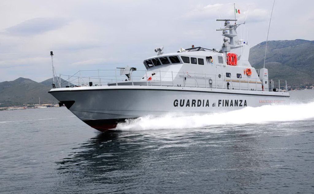 Crotone, intercettata barca a vela con 53 migranti: arrestati i due scafisti