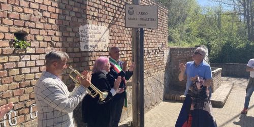 il Sindaco Franz Caruso con la famiglia di Mario Gualtieri largo Gualtieri