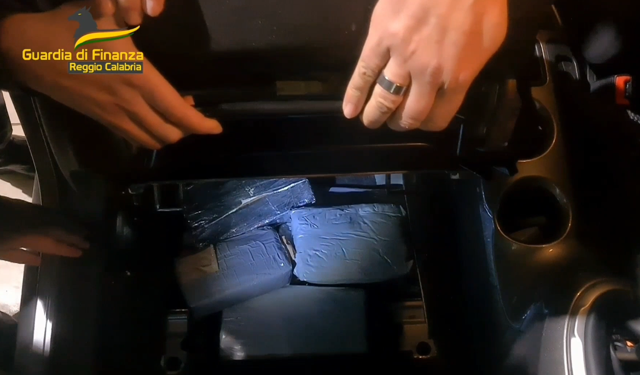 In autostrada con 8 chili di cocaina e 266mila euro in contanti, arrestato – VIDEO