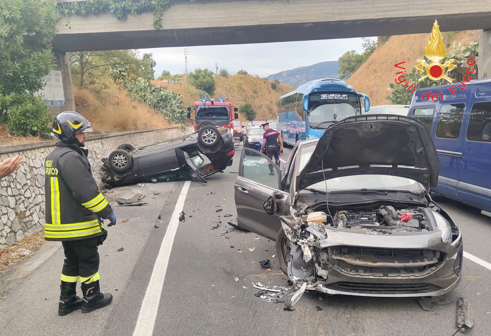 Stalettì, scontro sulla Statale 106: quattro feriti, un’auto si ribalta