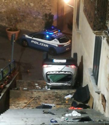 Auto carambola sulla scalinata che si affaccia sulla Cattedrale di Rossano, fermato il conducente