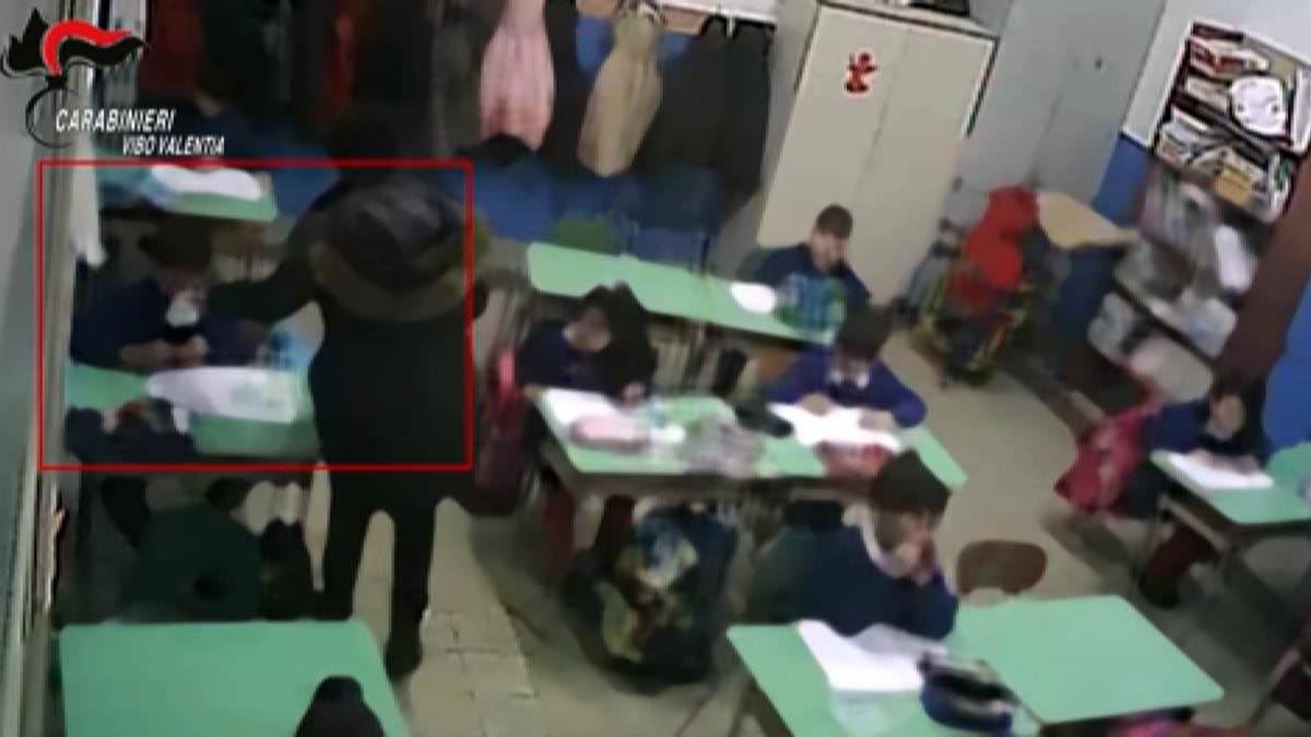 Bimbi maltrattati alle elementari, obbligo di dimora per due maestre – VIDEO